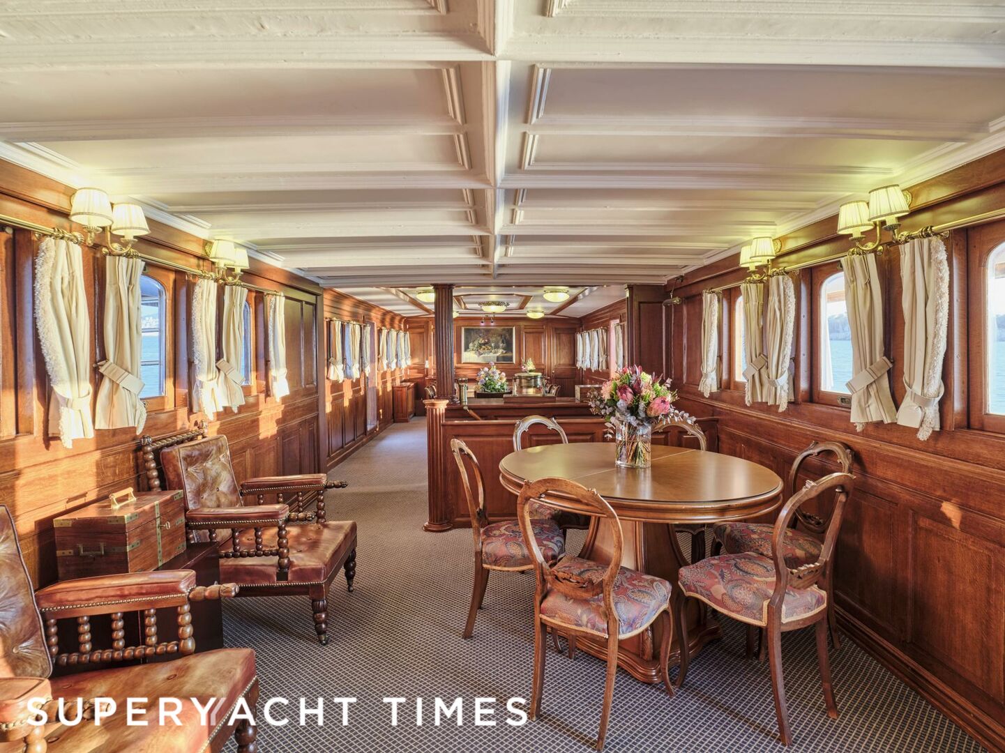 Madiz yacht saloon