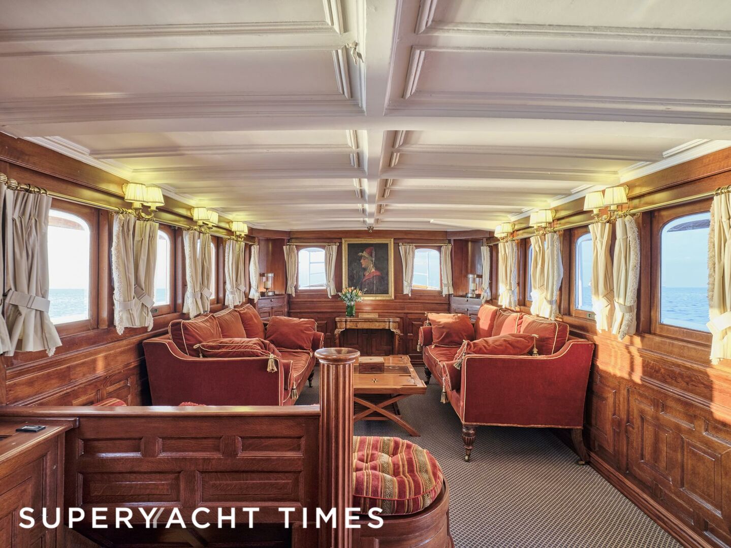 Madiz yacht saloon