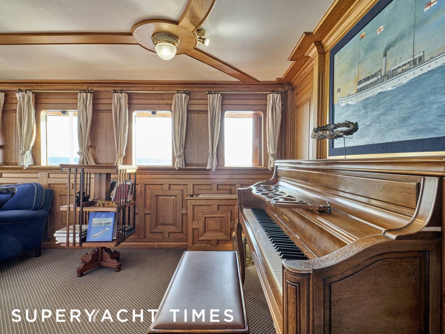 Madiz yacht saloon