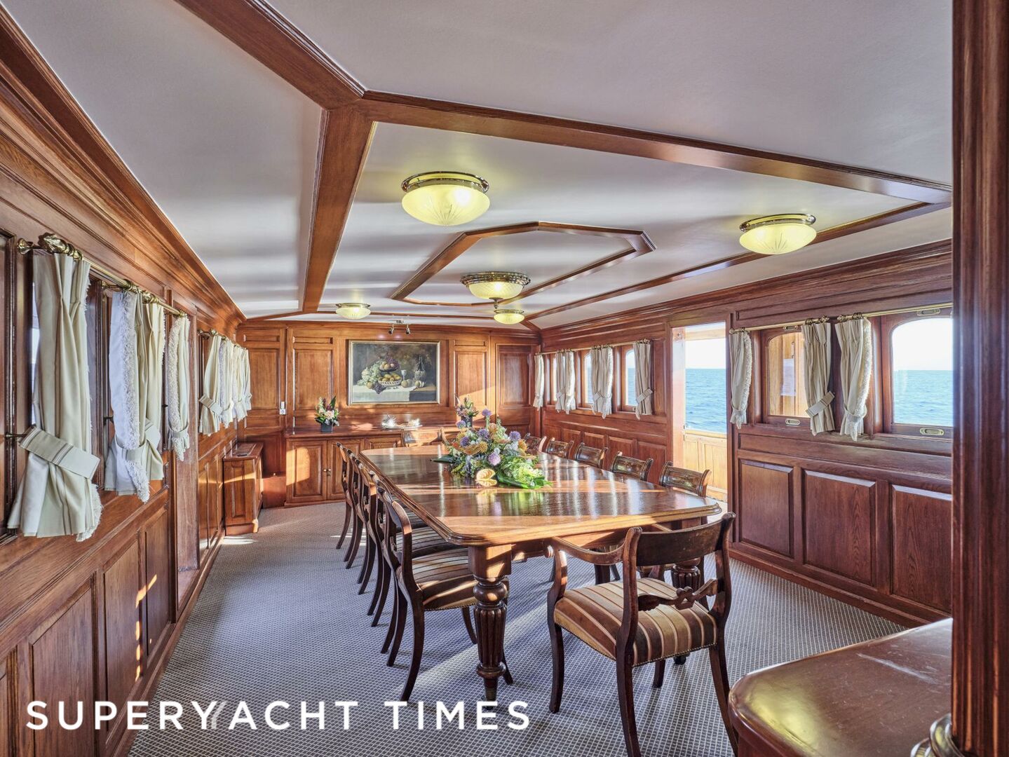 Madiz yacht dining