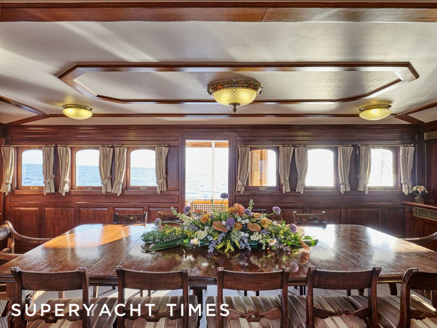 Madiz yacht dining