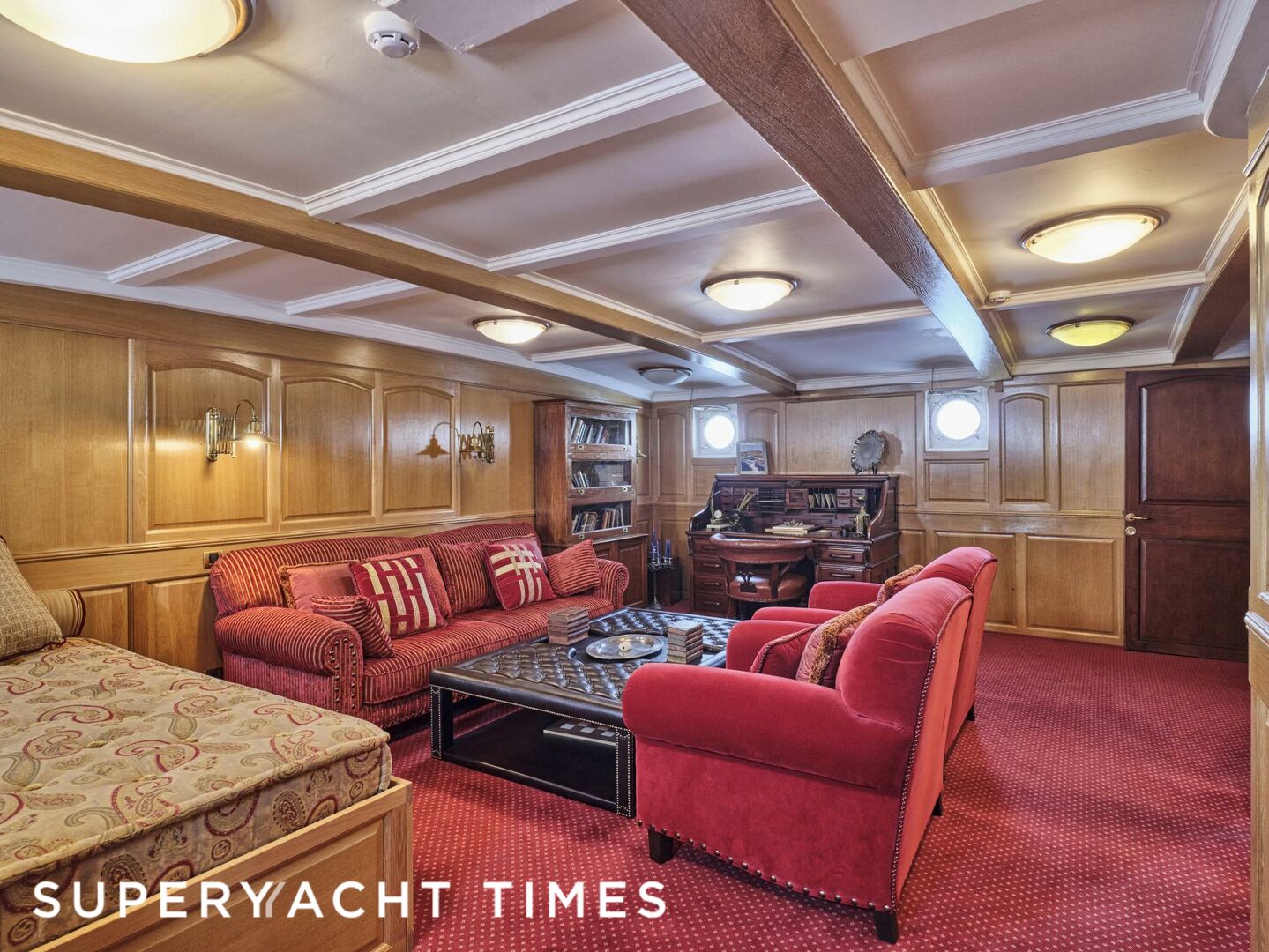Madiz yacht saloon