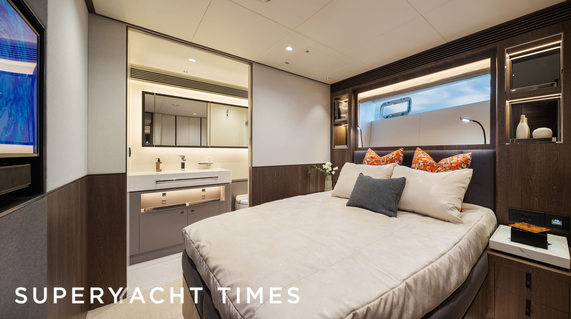 Horizon FD80/14 yacht stateroom 