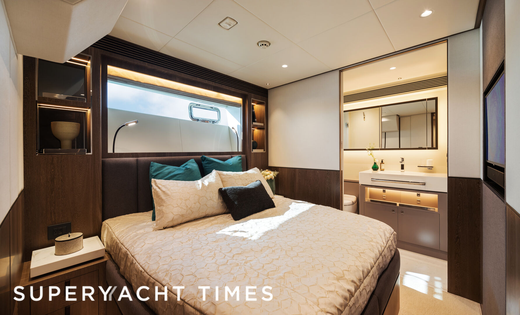 Horizon FD80/14 yacht stateroom 