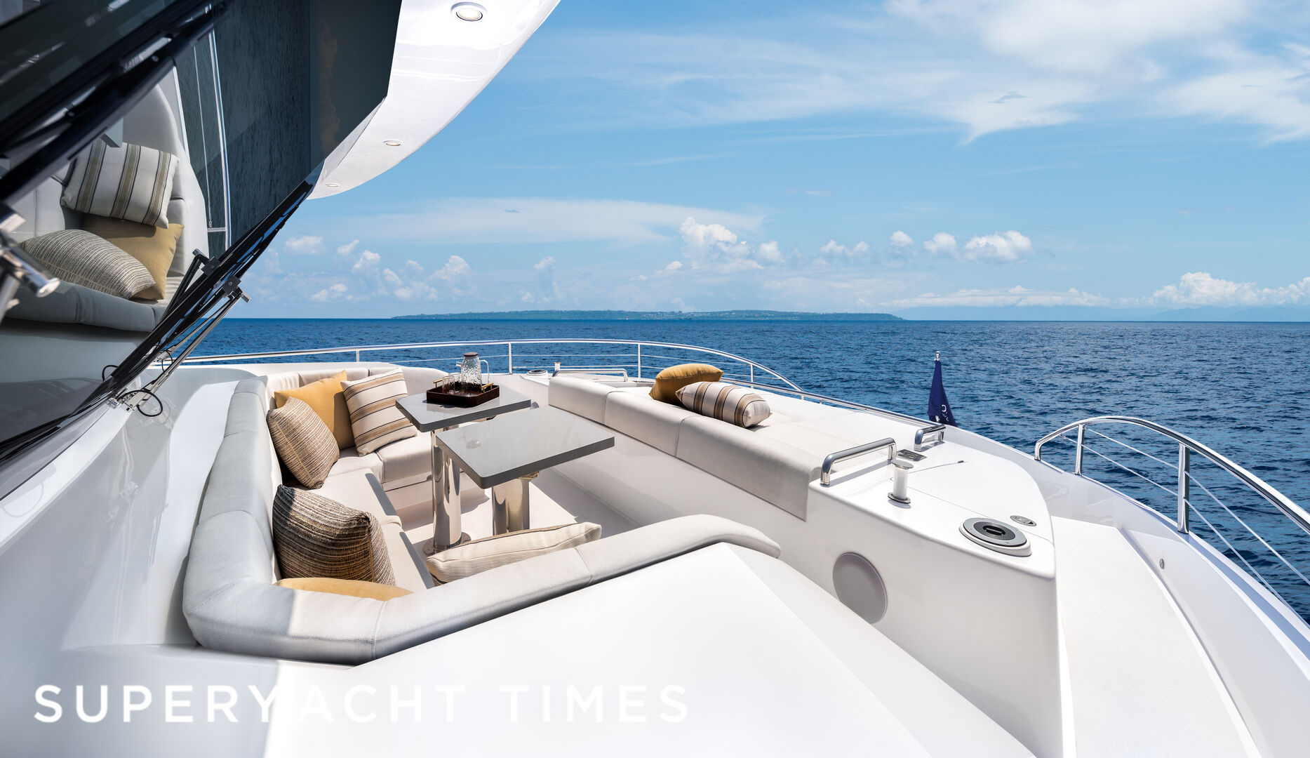 Horizon FD80/14 yacht deck