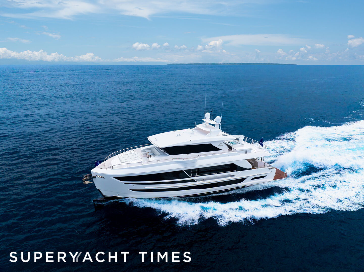 Horizon FD80/14 yacht cruising