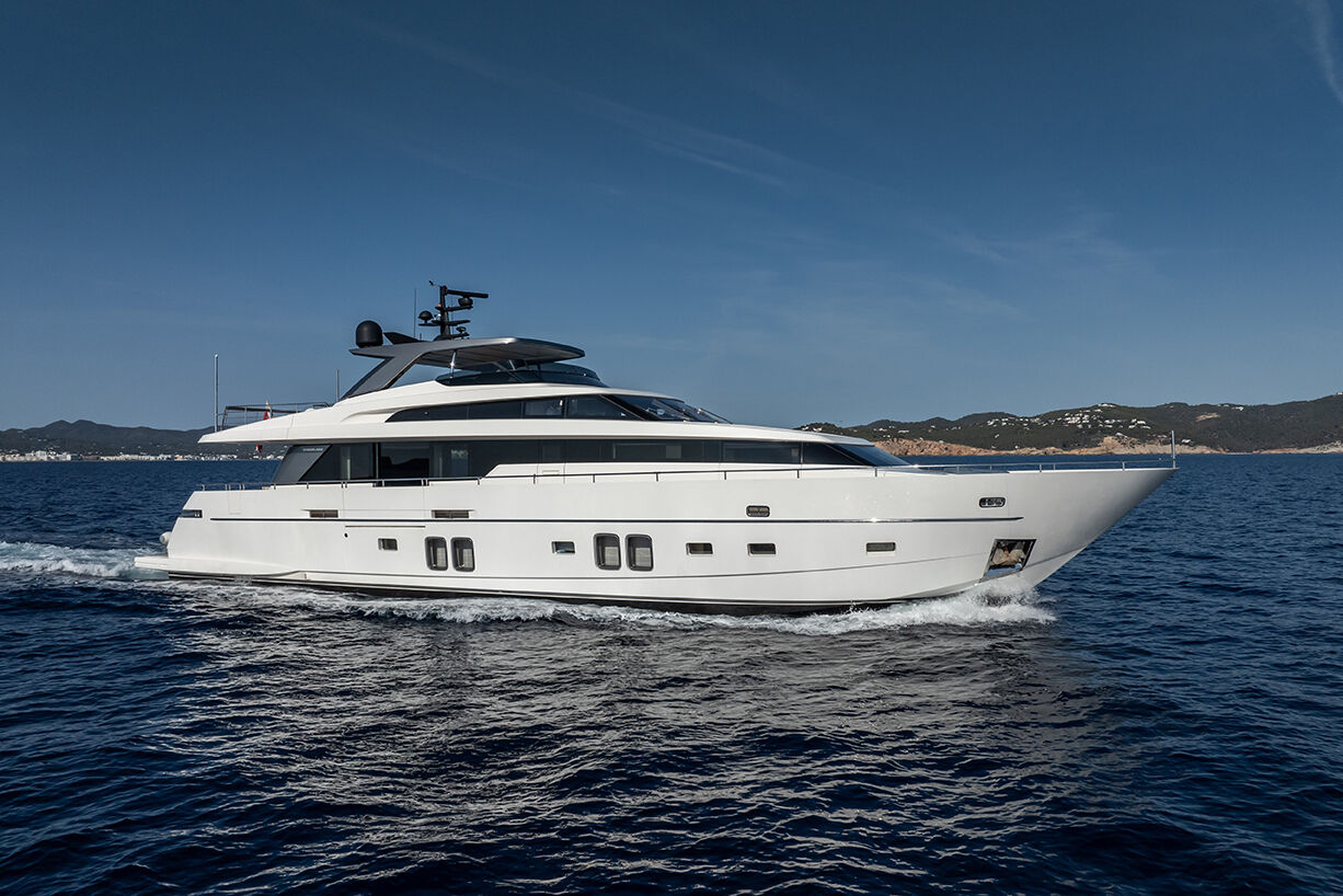 29m Sanlorenzo motor yacht Cobana sold