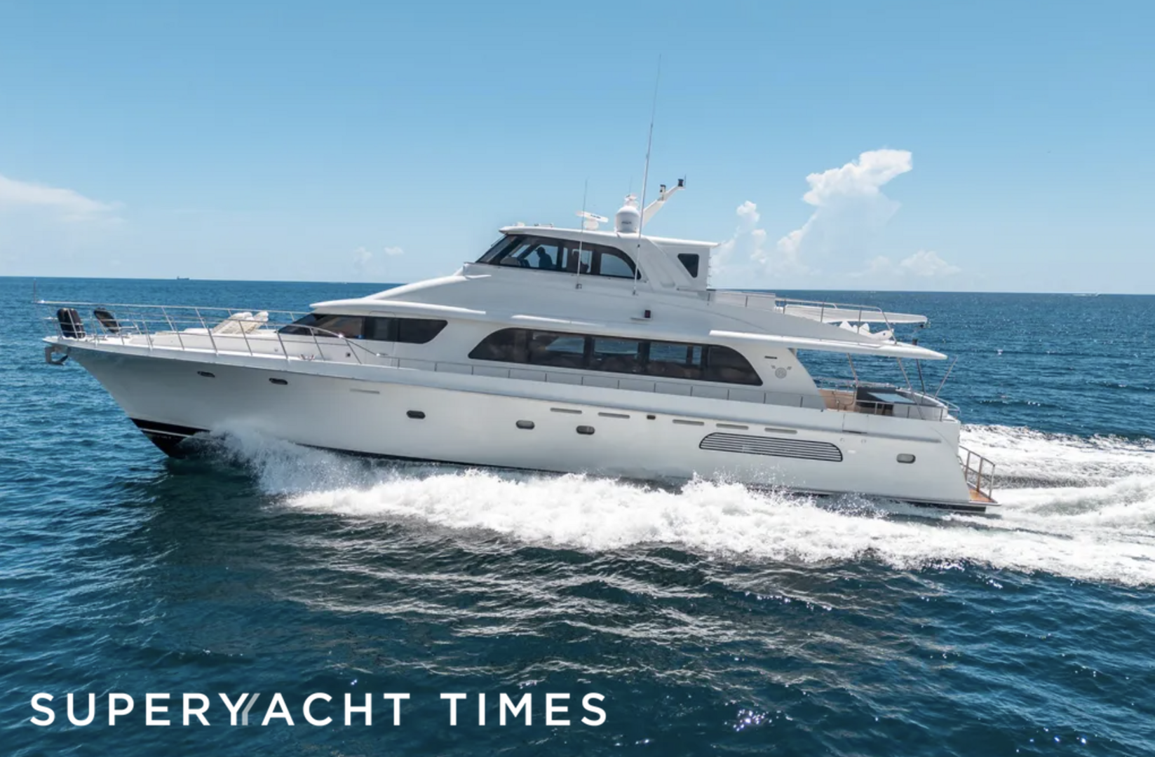 E yacht cruising
