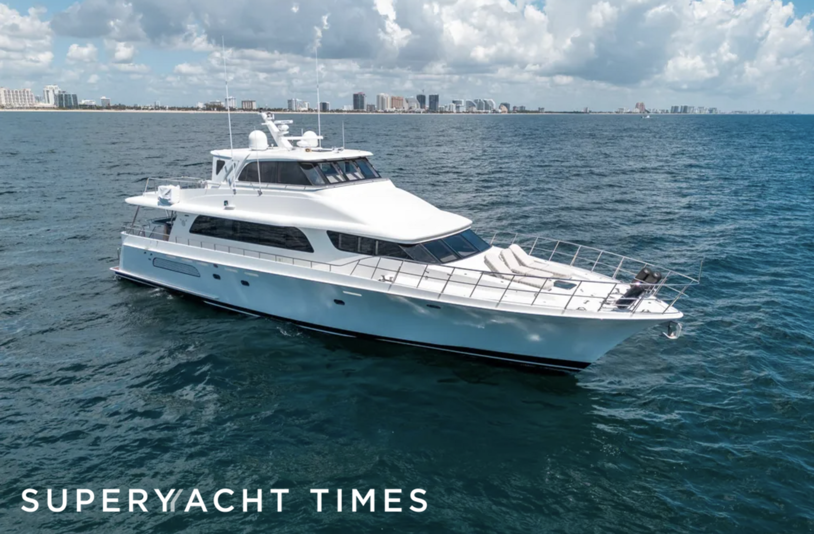 E yacht cruising