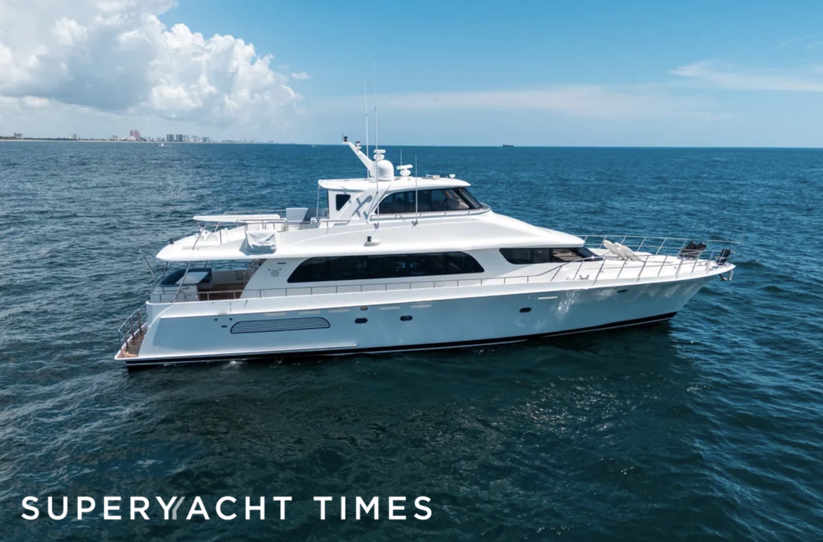 E yacht cruising