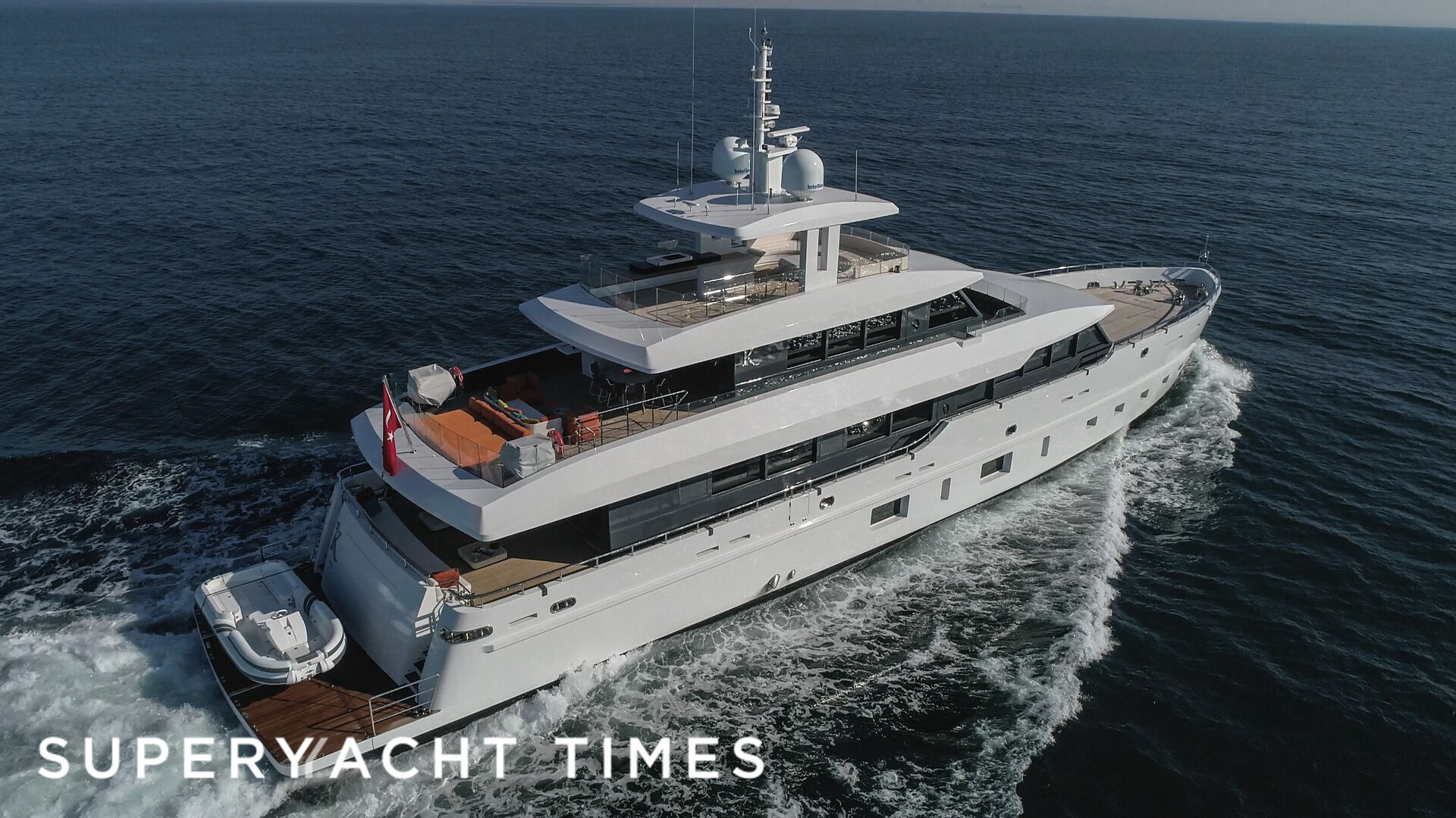 K yacht cruising