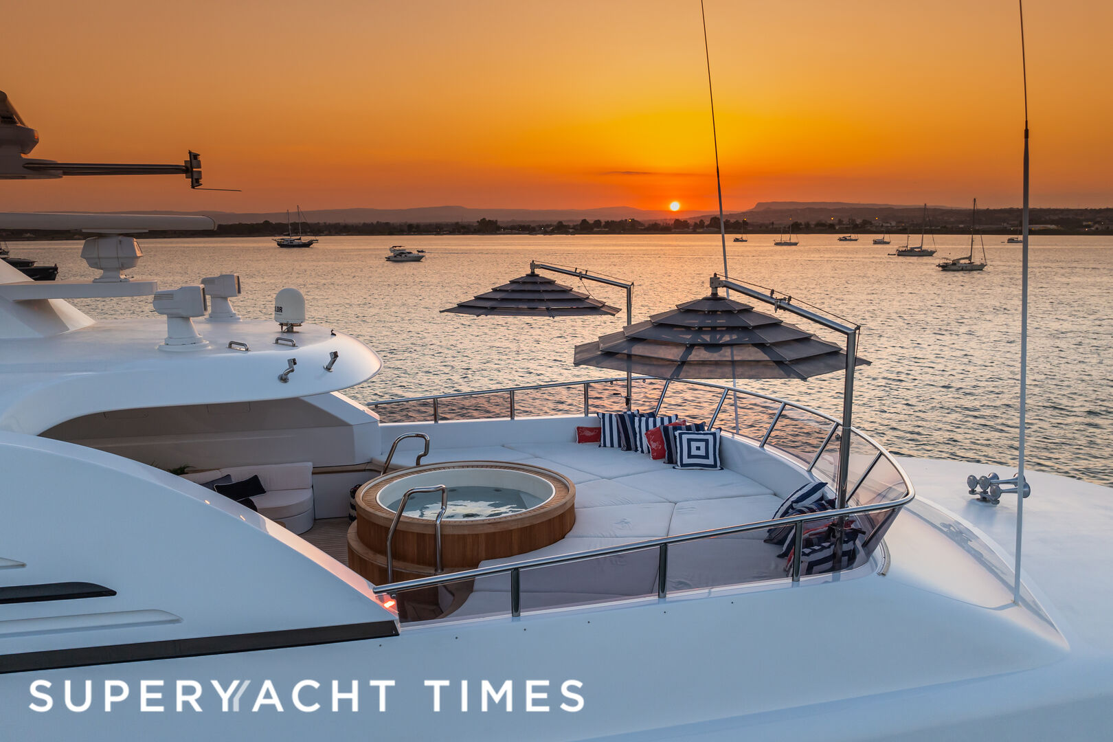 Maximilian MMIV yacht jacuzzi