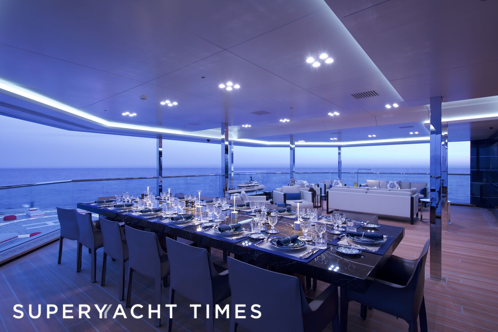 Bold yacht dining