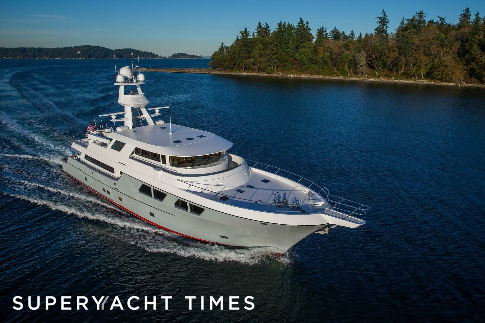 Cazador yacht cruising