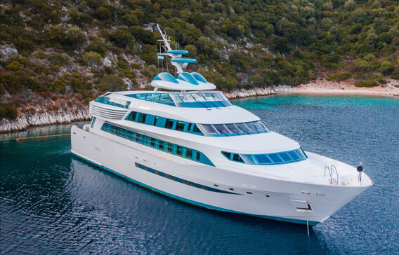Alamshar yacht anchored