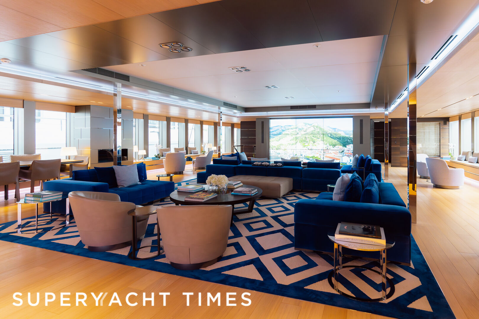 Bold yacht saloon