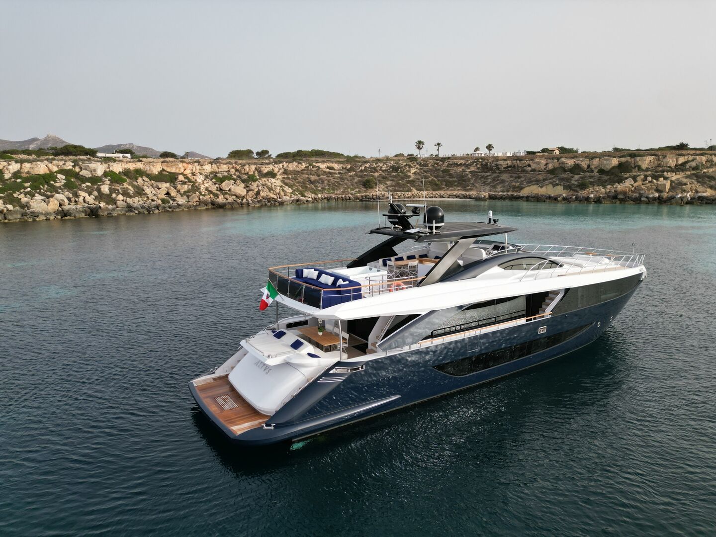 Altvs yacht anchored