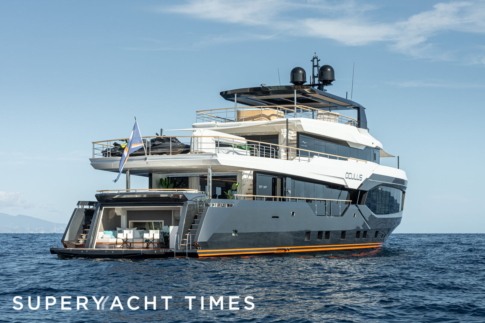 Oculus yacht anchored