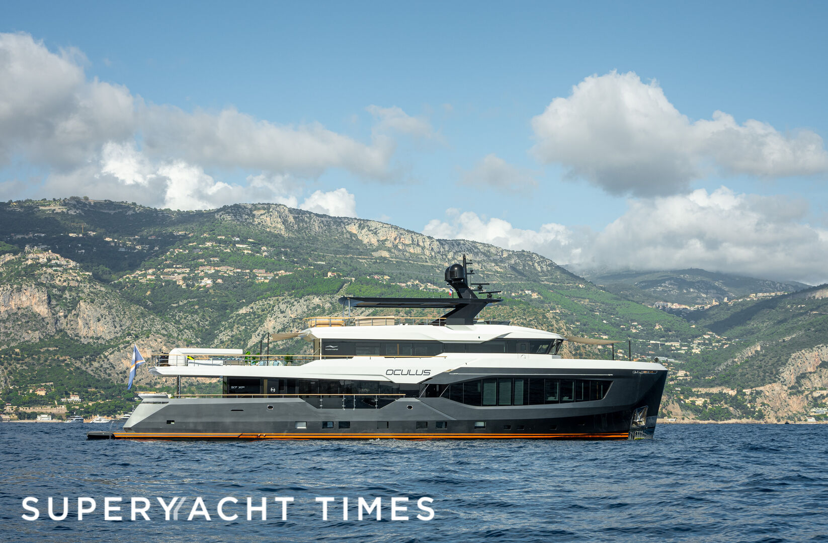 Oculus yacht anchored