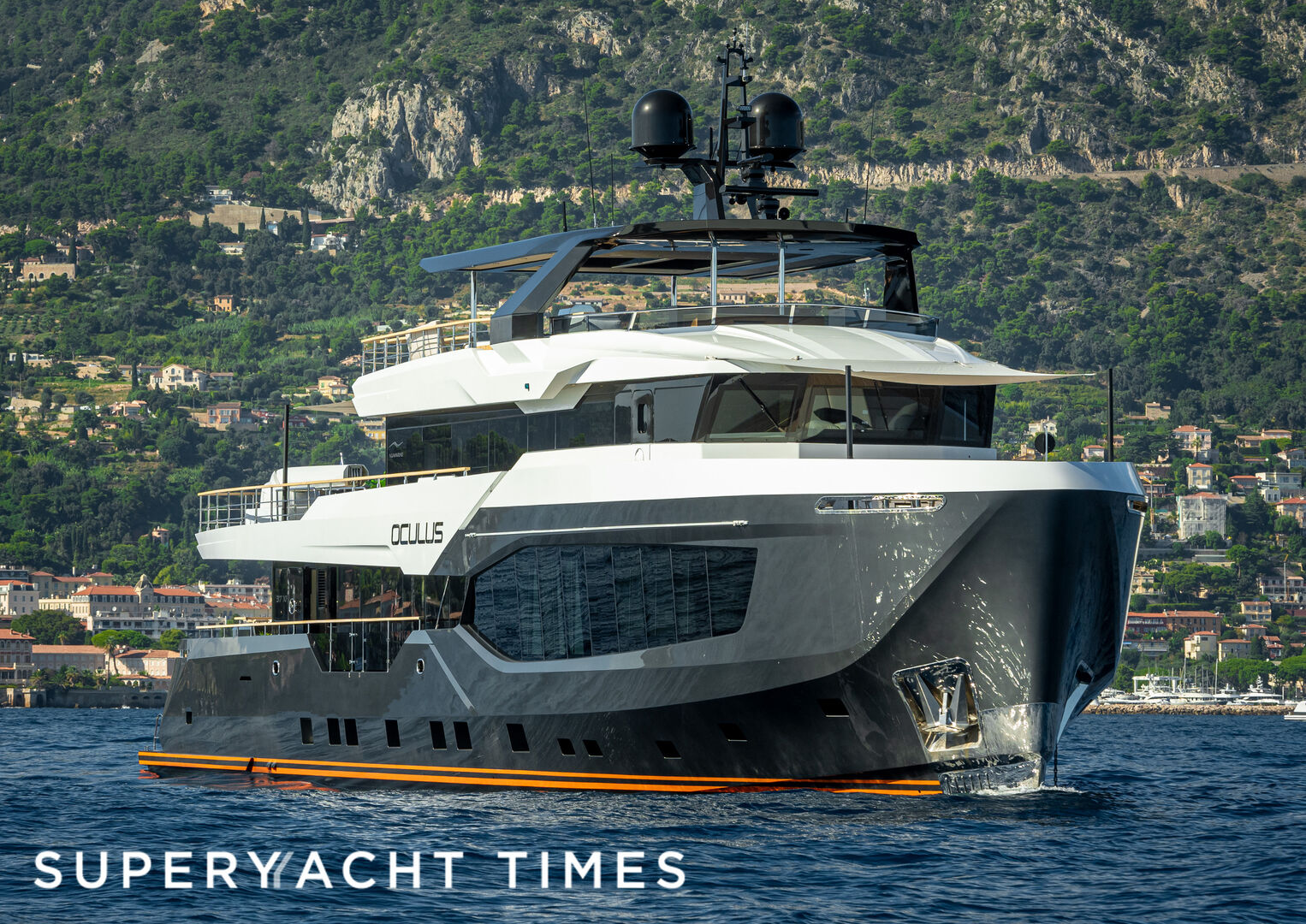 Oculus yacht anchored