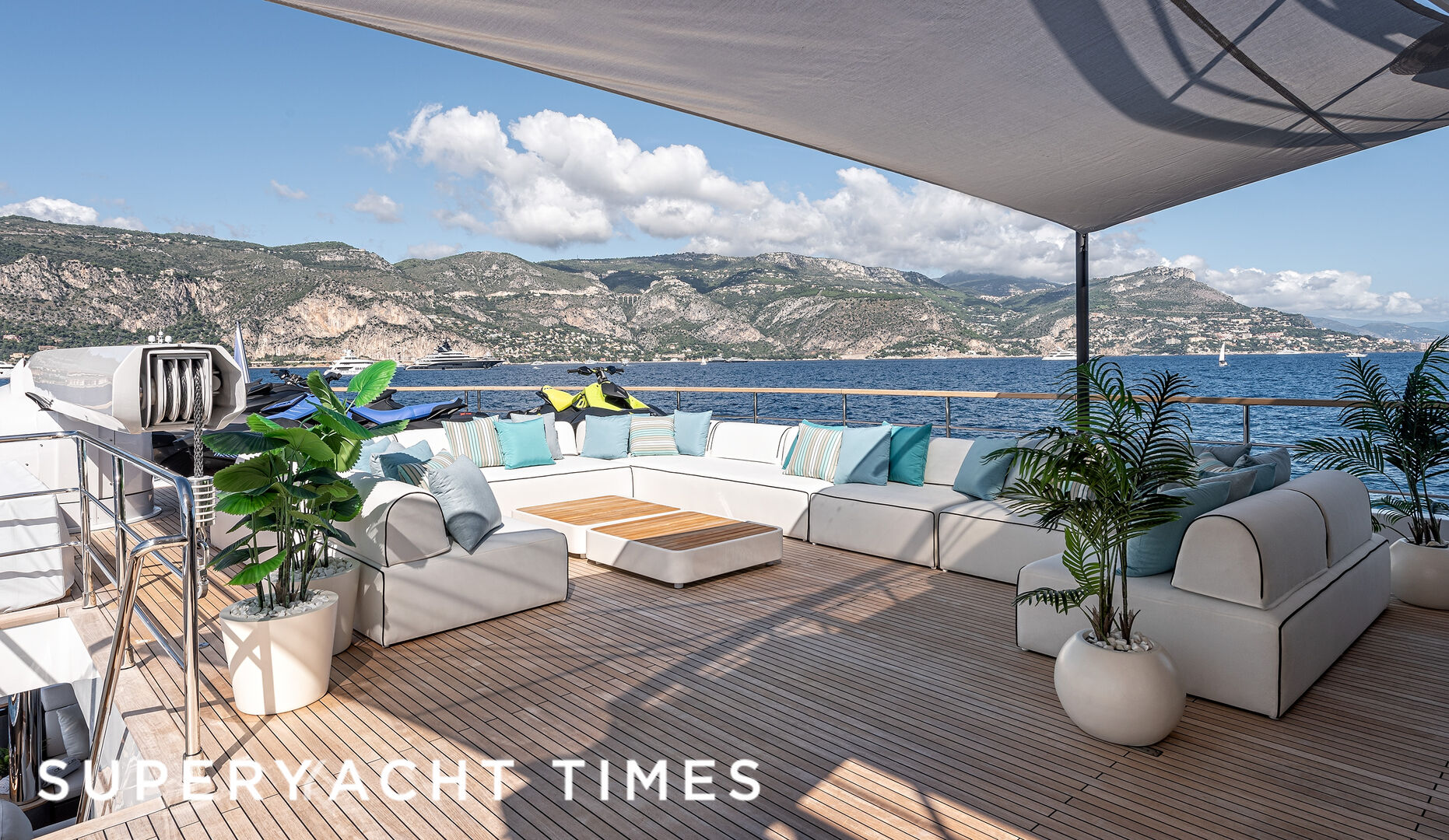Oculus yacht deck