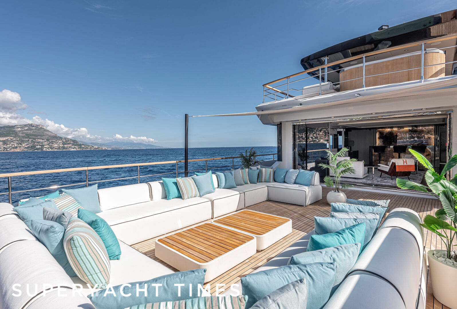 Oculus yacht deck