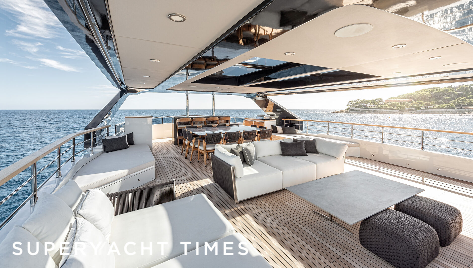 Oculus yacht deck