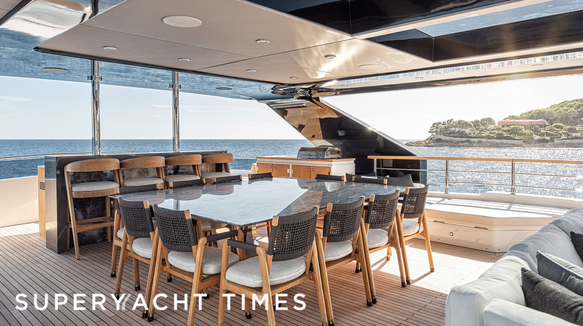 Oculus yacht deck