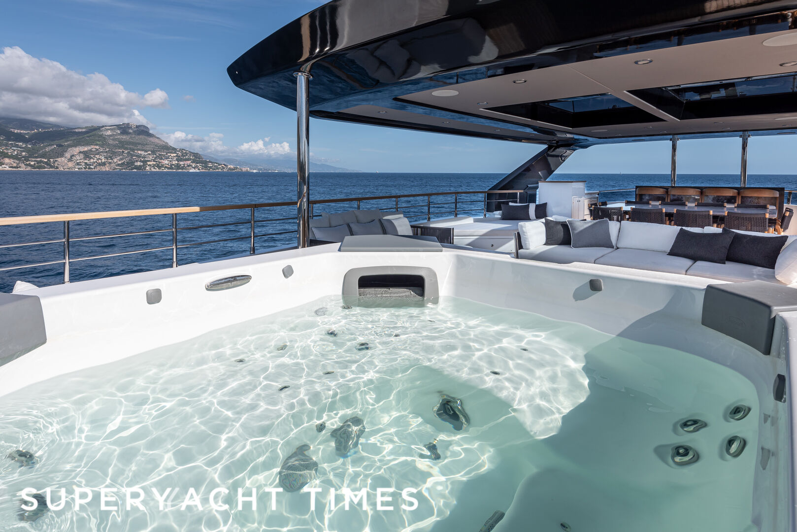 Oculus yacht jacuzzi