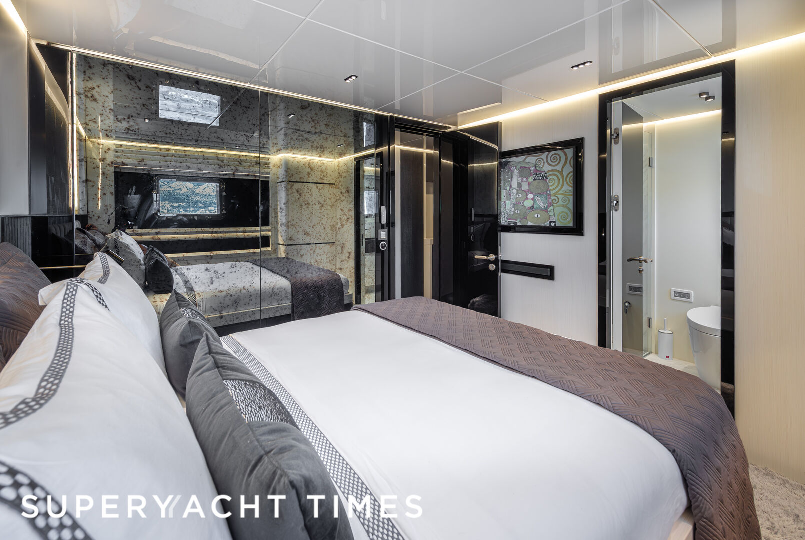 Oculus yacht stateroom