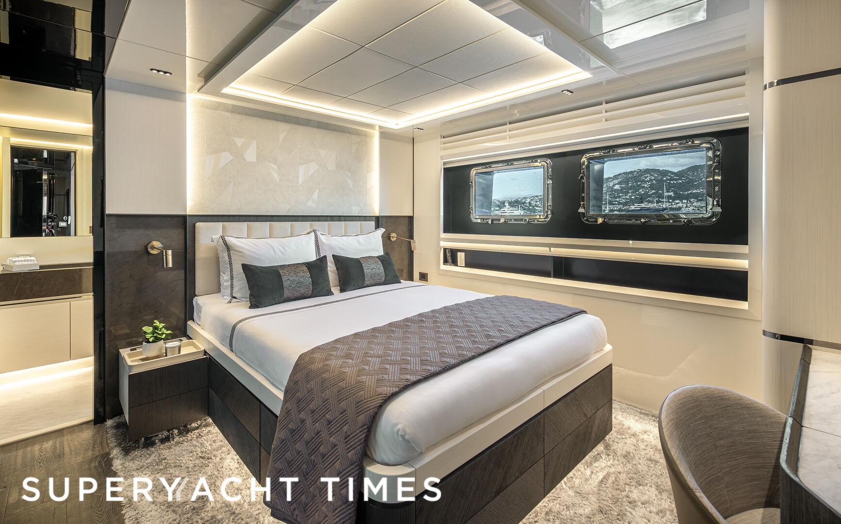 Oculus yacht stateroom