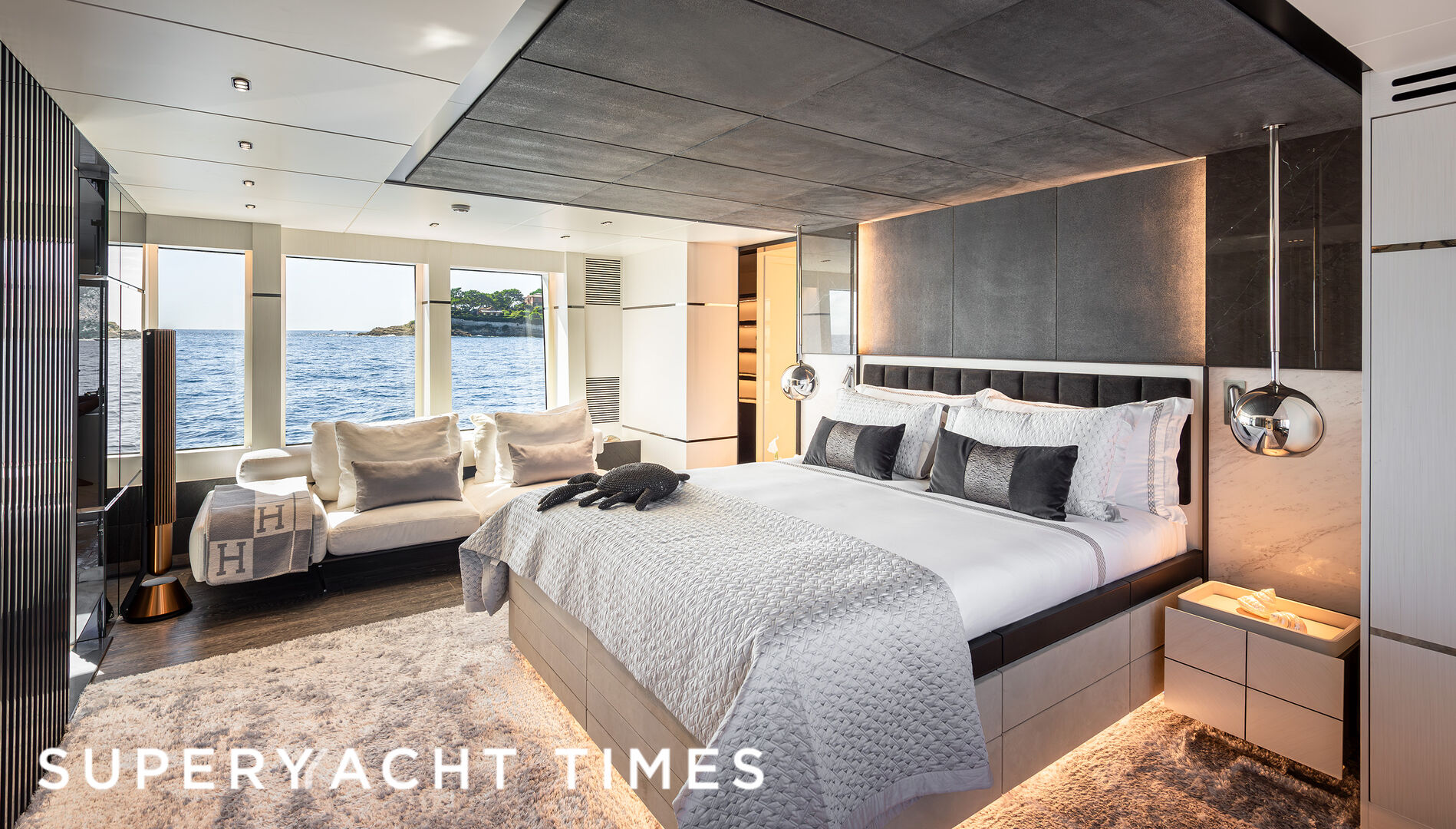 Oculus yacht stateroom