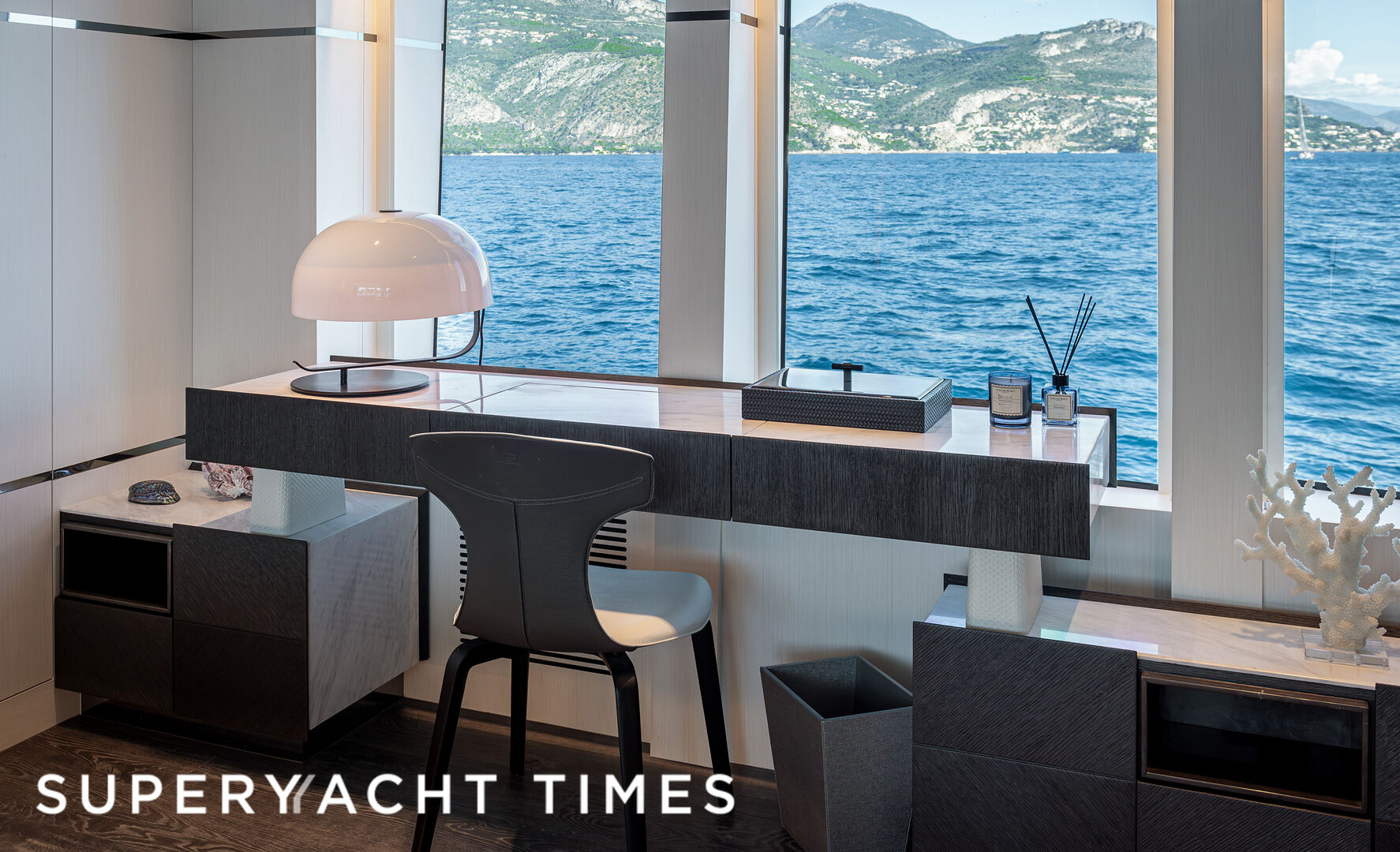 Oculus yacht study table