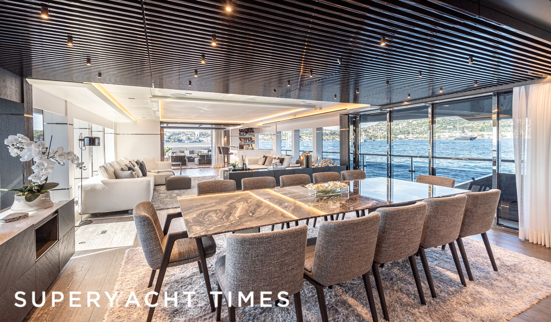 Oculus yacht dining