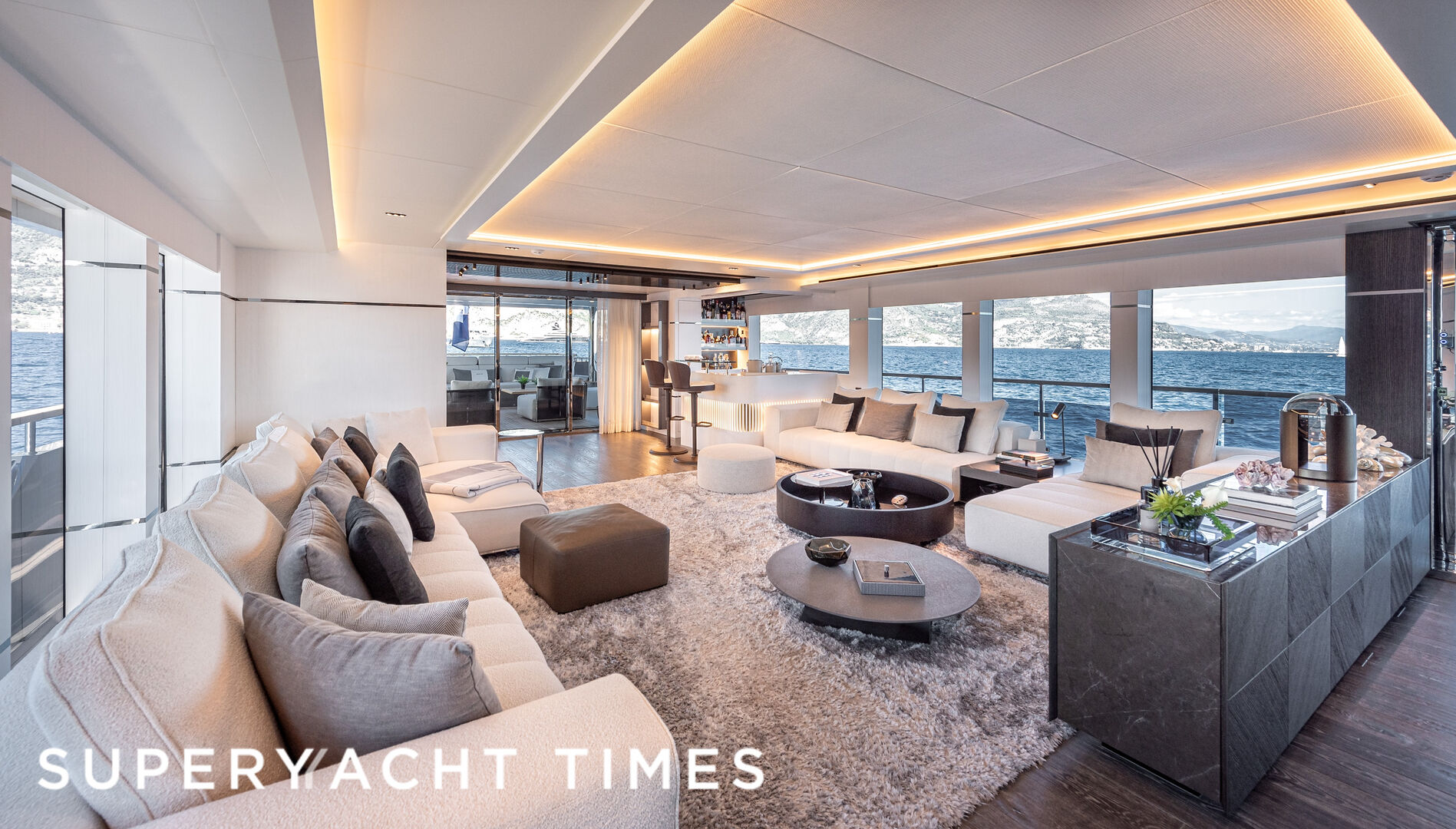 Oculus yacht saloon