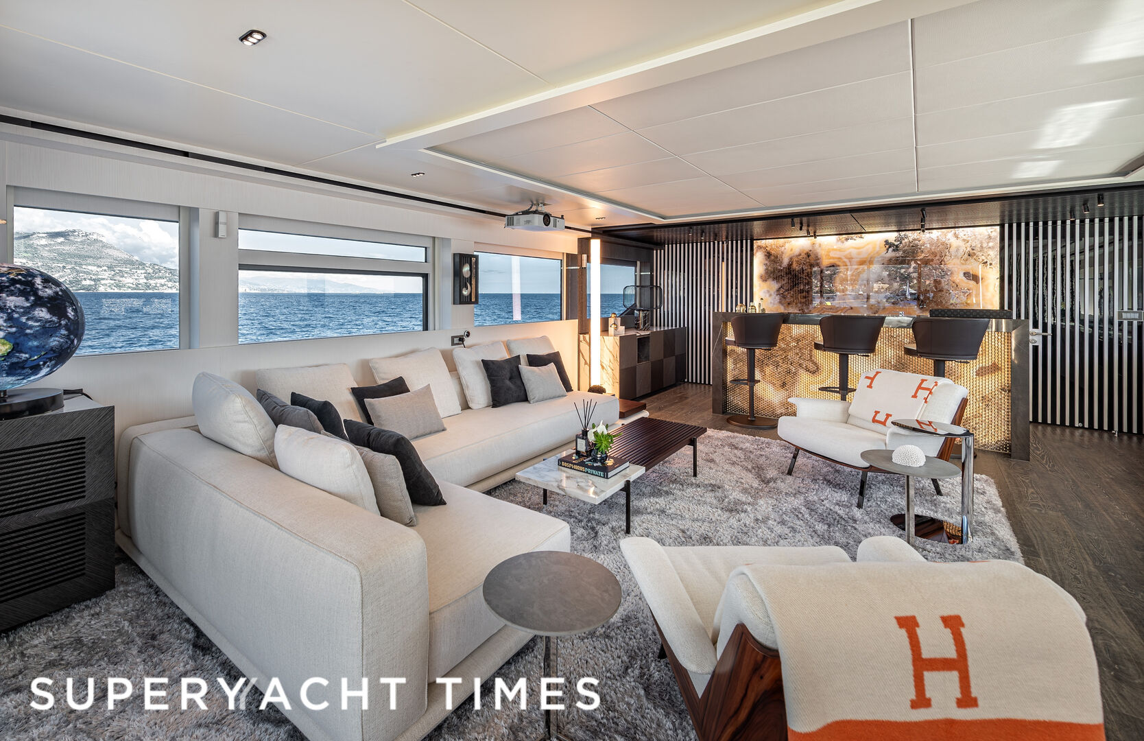 Oculus yacht saloon