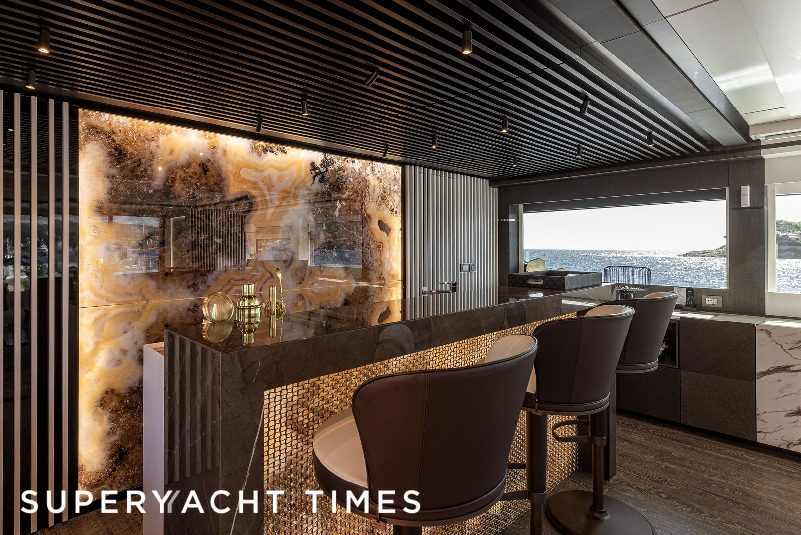 Oculus yacht bar