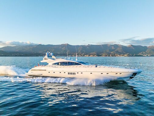 Melony yacht cruising