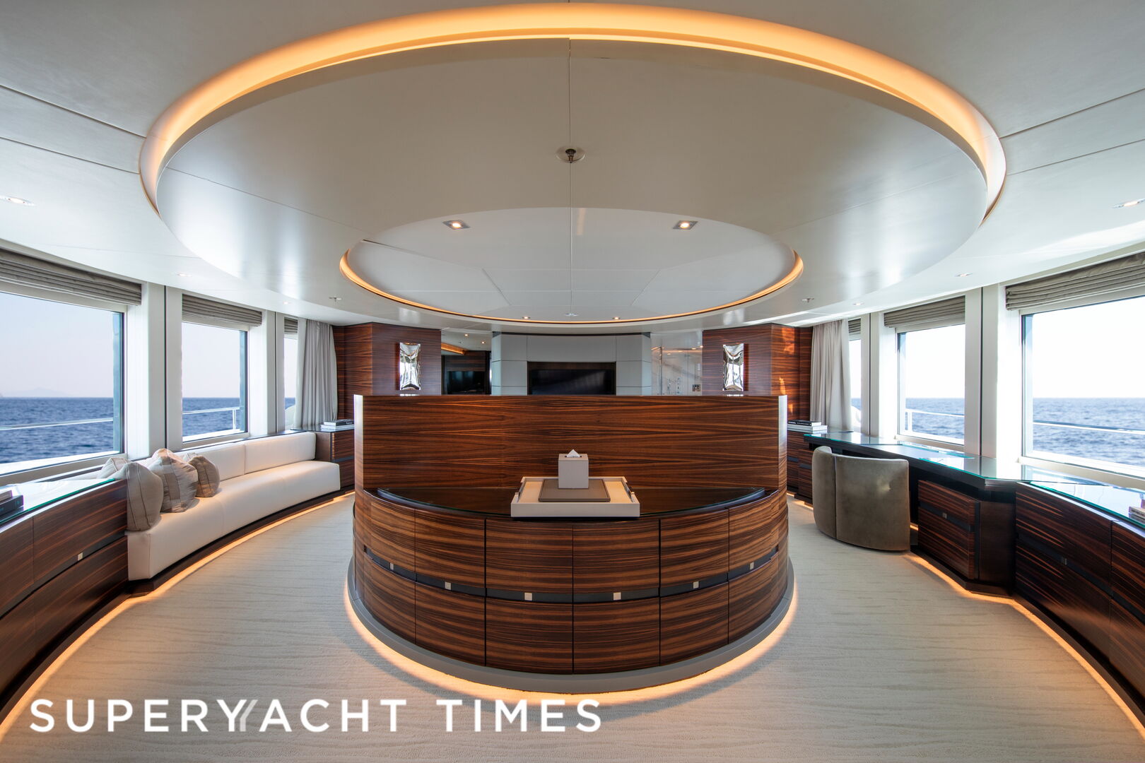  Marquet、YACHTS、海外版超希少レゾネ、新品額付 Zeelander Luxury Explorer Yacht Z164 presented at Monaco