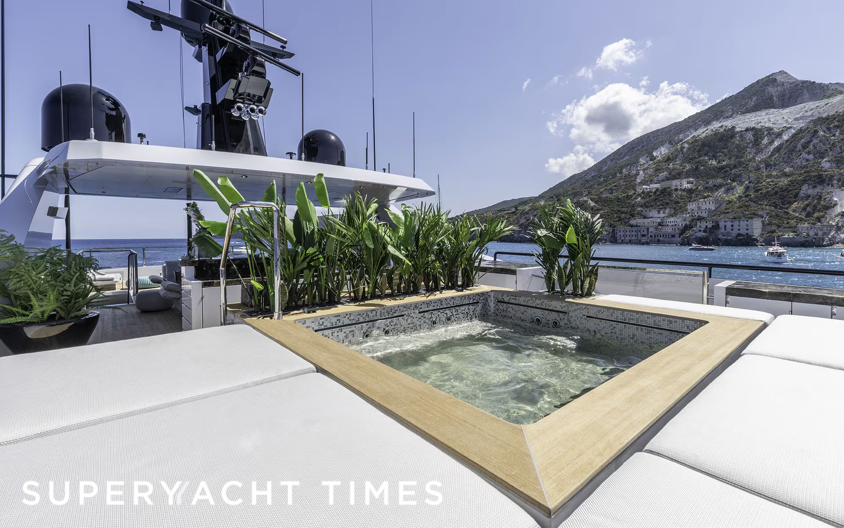 LEL yacht Jacuzzi pool