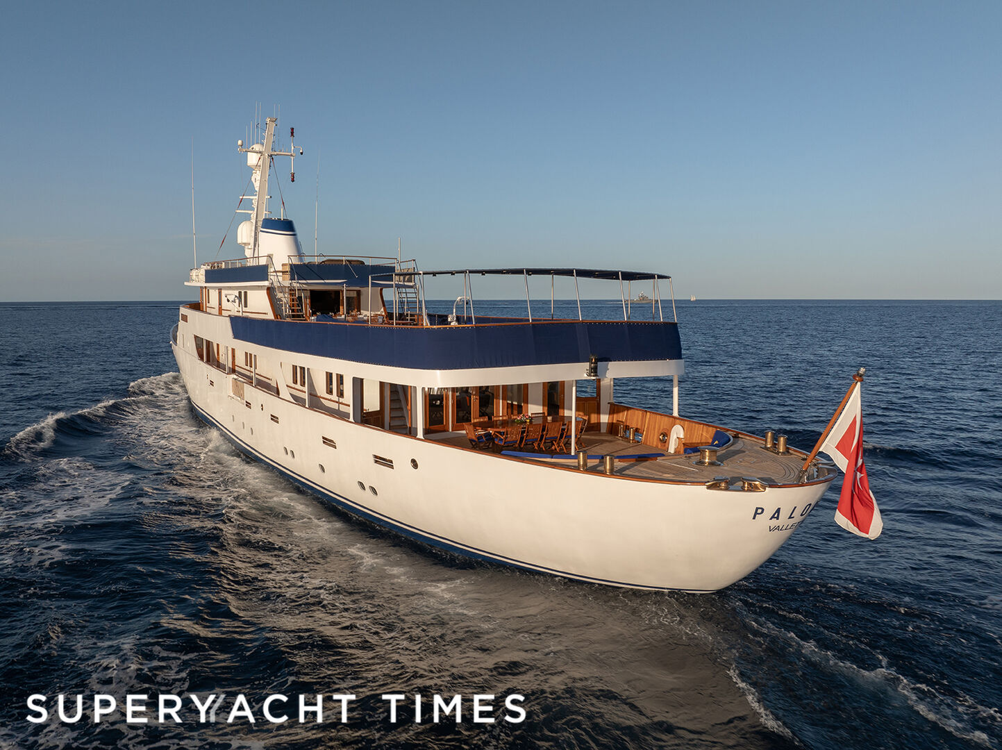 Paloma yacht cruising stern