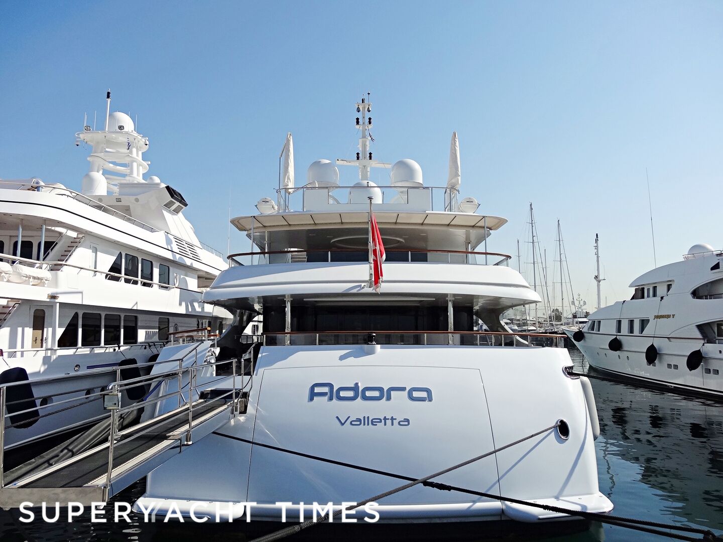Adora in Flisvos Marina