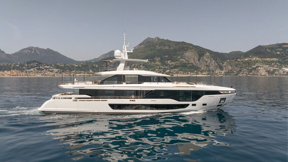 H yacht cruising