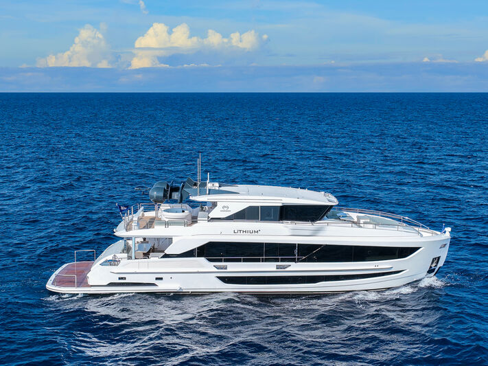 28m Horizon motor yacht FD90 launched and christened Lithium+
