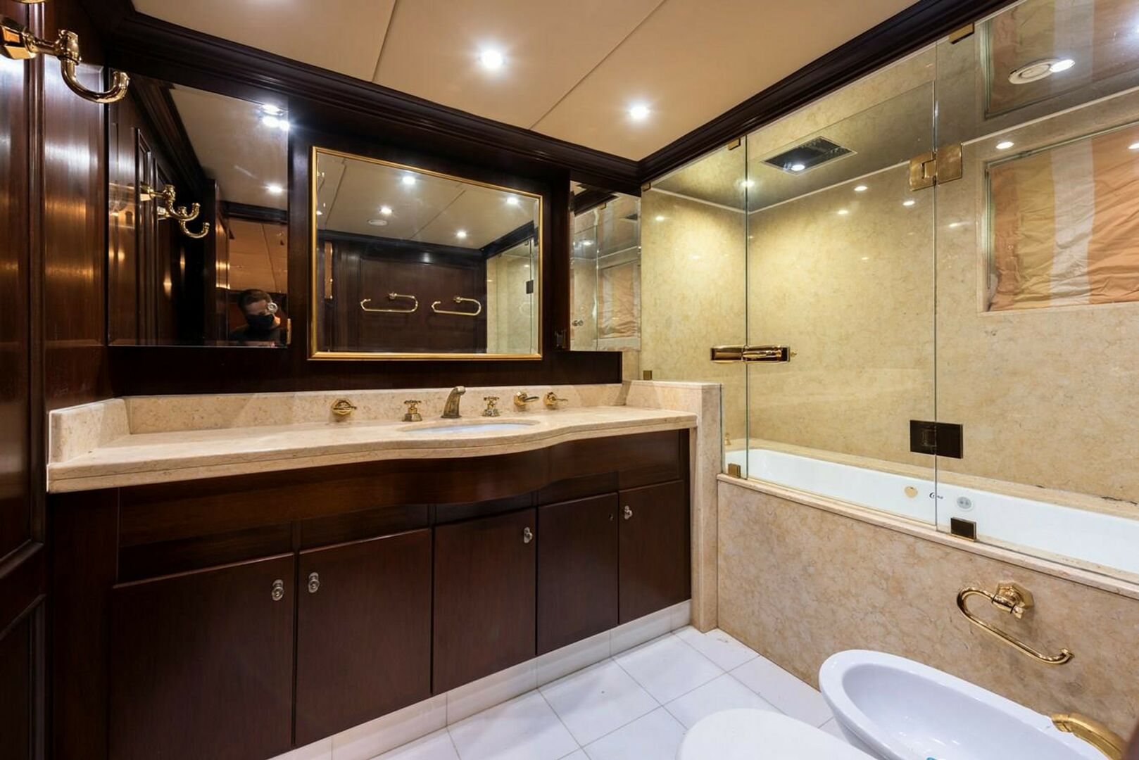 Big Aron yacht bathroom