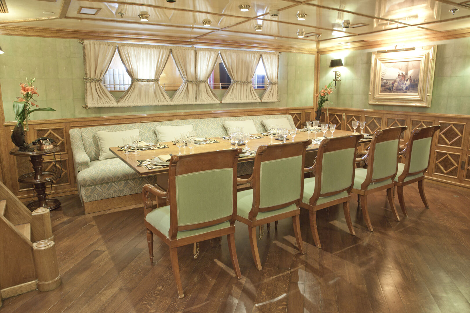 Creole yacht dining