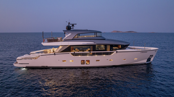 M&M yacht cruising