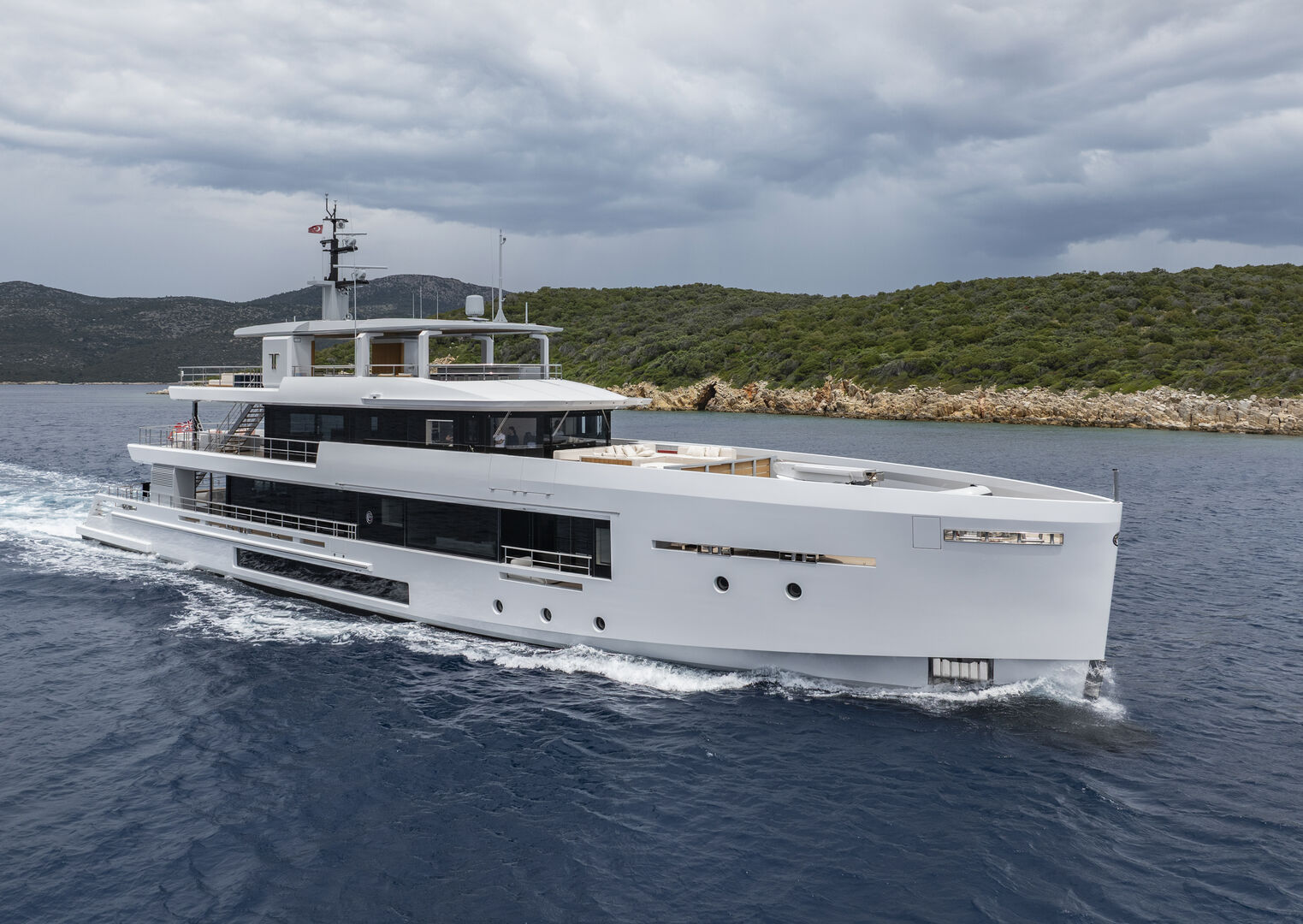 Tremenda yacht cruising