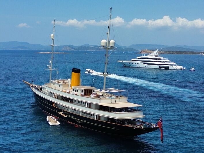 34m Alloy explorer yacht Akiko in Raja Ampat Islands