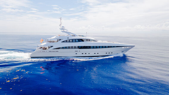 Sharkfinn yacht cruising